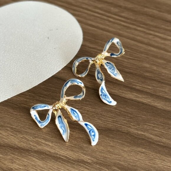 White Bow Earrings Q363 - Picture 3 of 6